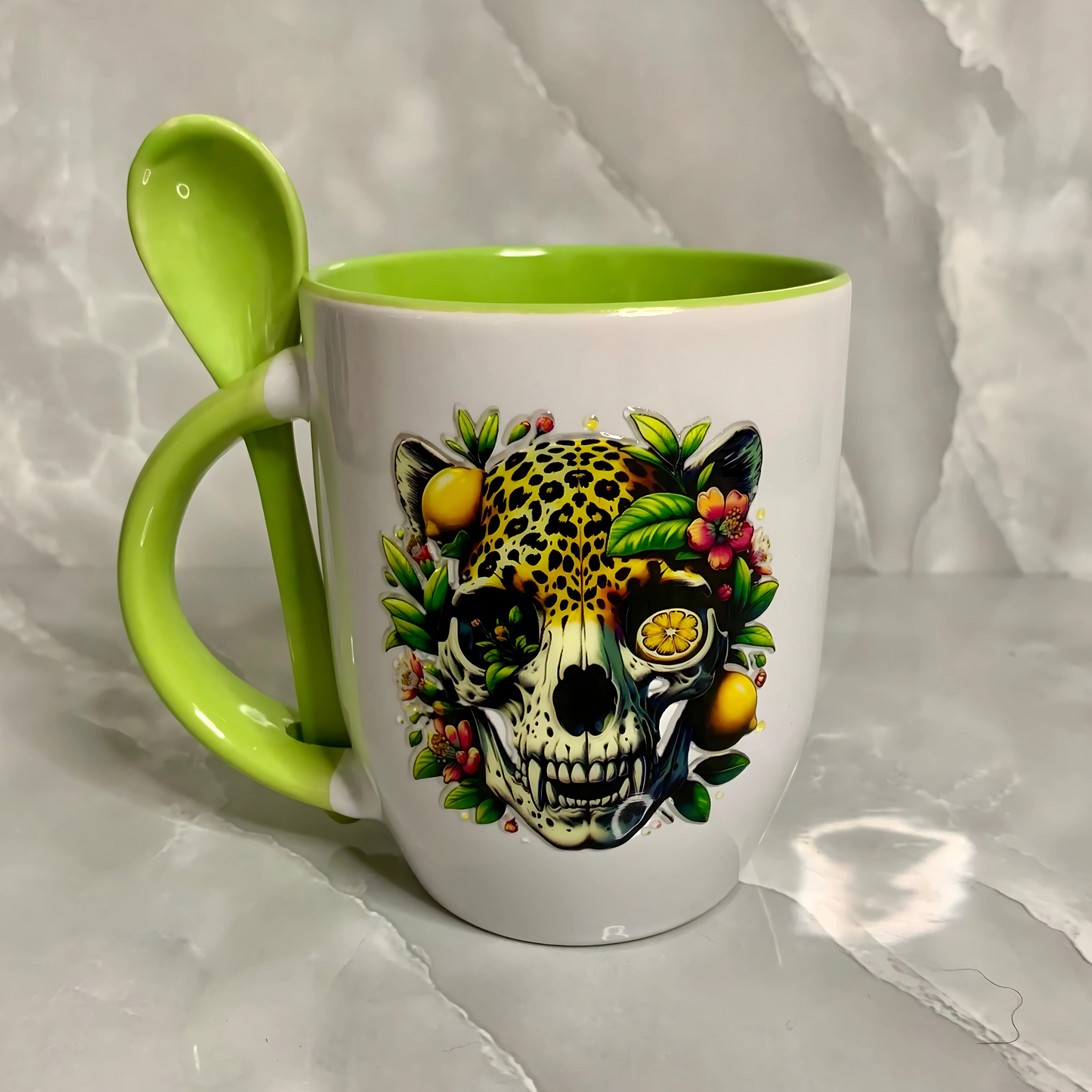 Two tone mug with spoon "fruit skull"